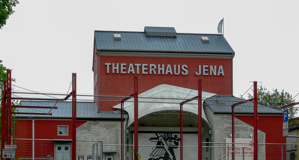 Das Theaterhaus in Jena Rote Fassade mit Aufschrift Theaterhaus Jena