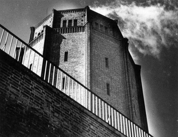 Wasserturm Süd Schwarz-Weiß-Bild eines Wasserturms, des Wasserturm Süd in Halle/Saale. Der Wasserturm ist aus der Froschperspektive fotografiert und ragt aus Sicht des Betrachters weit in die Höhe.