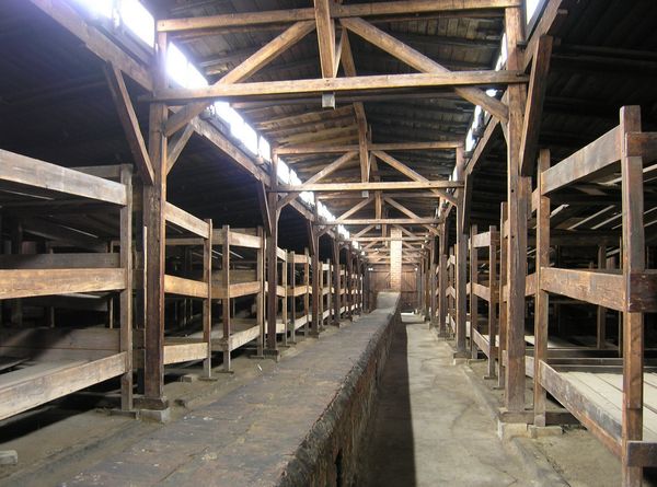 Innenansicht einer Häftlingsbaracke im KZ Auschwitz-Birkenau