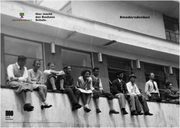 Schwarz-weiß-Bild von Menschen auf der Brüstung eines Gebäudes