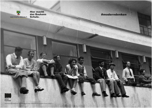 Schwarz-weiß-Bild von Menschen auf der Brüstung eines Gebäudes