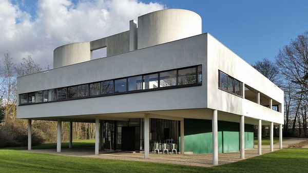 Blick auf die Villa Savoye von Le Corbusier