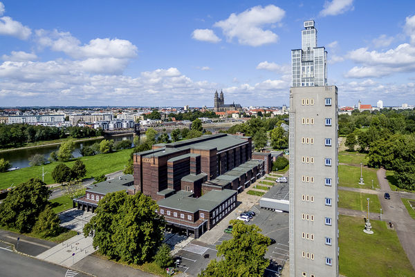 Stadthalle Magdeburg mit Albinmüller-Turm und Pferdetor