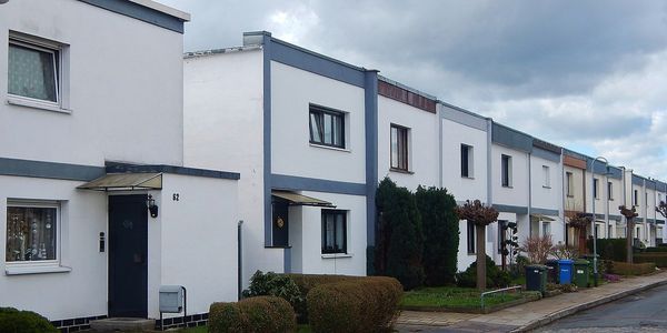 Eine Zeile Reihenhäuser im Dessauer Stadtteil Törten