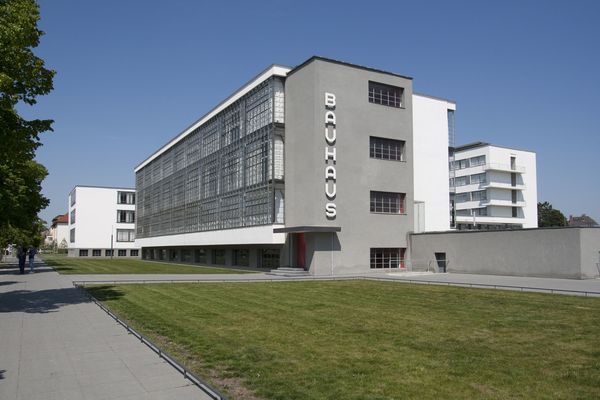 Das Bauhausgebäude in Dessau Ansicht des Bauhausgebäudes mit dem Schriftzug „Bauhaus“ senkrecht an der Fassade