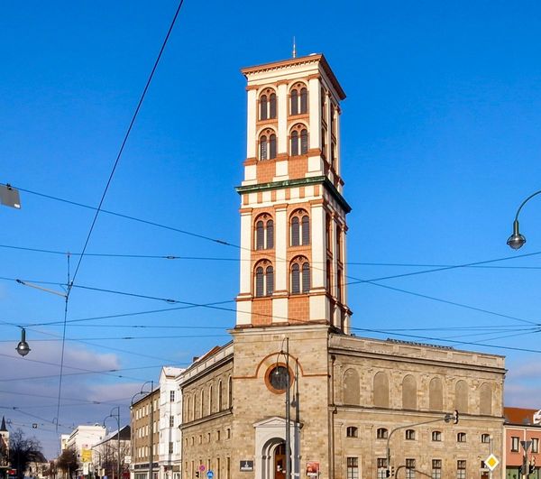 Neoklassizistisches Gebäude vor blauem Himmel
